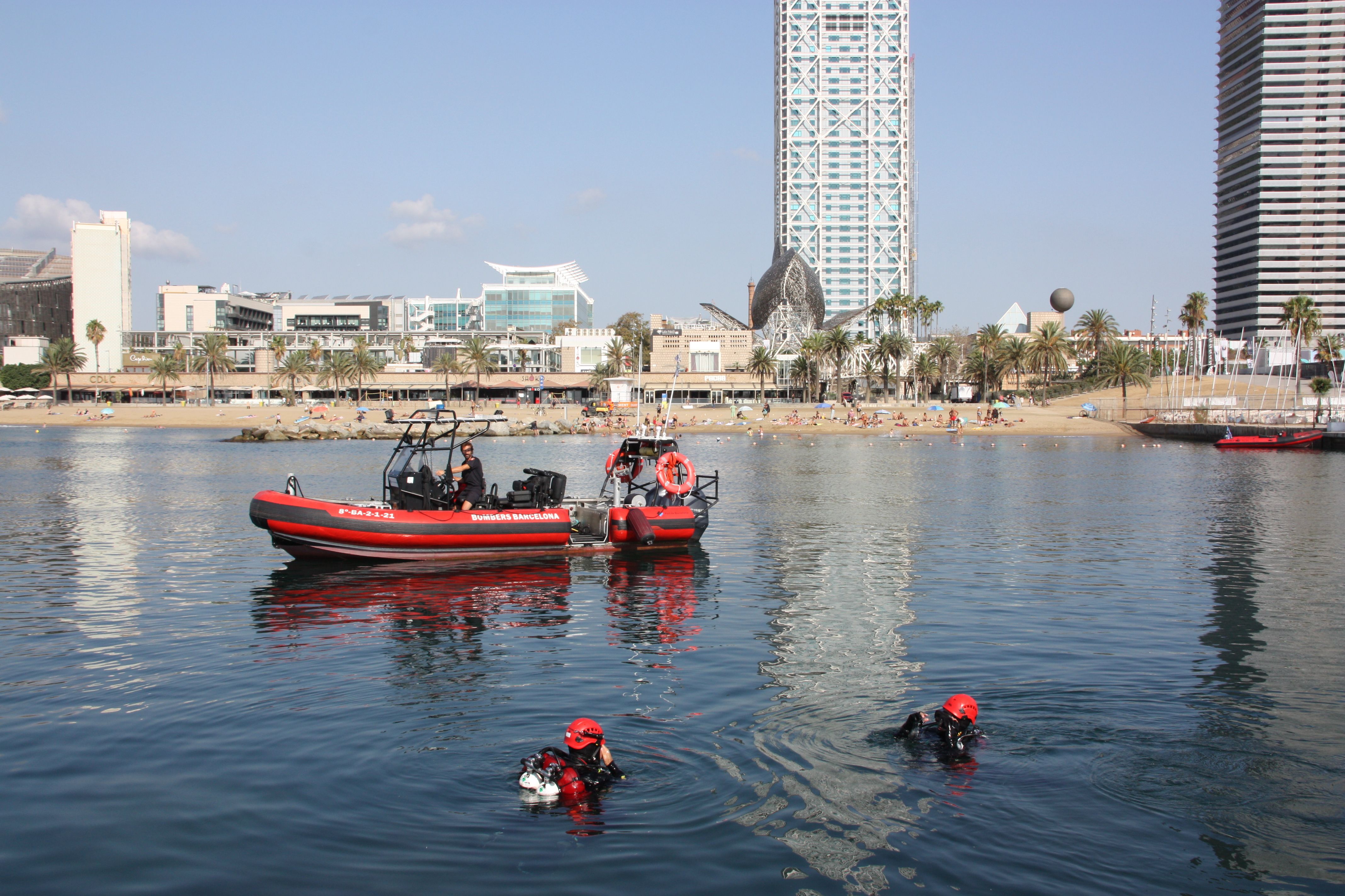 El mar a tocar del Port Olímpic de Barcelona