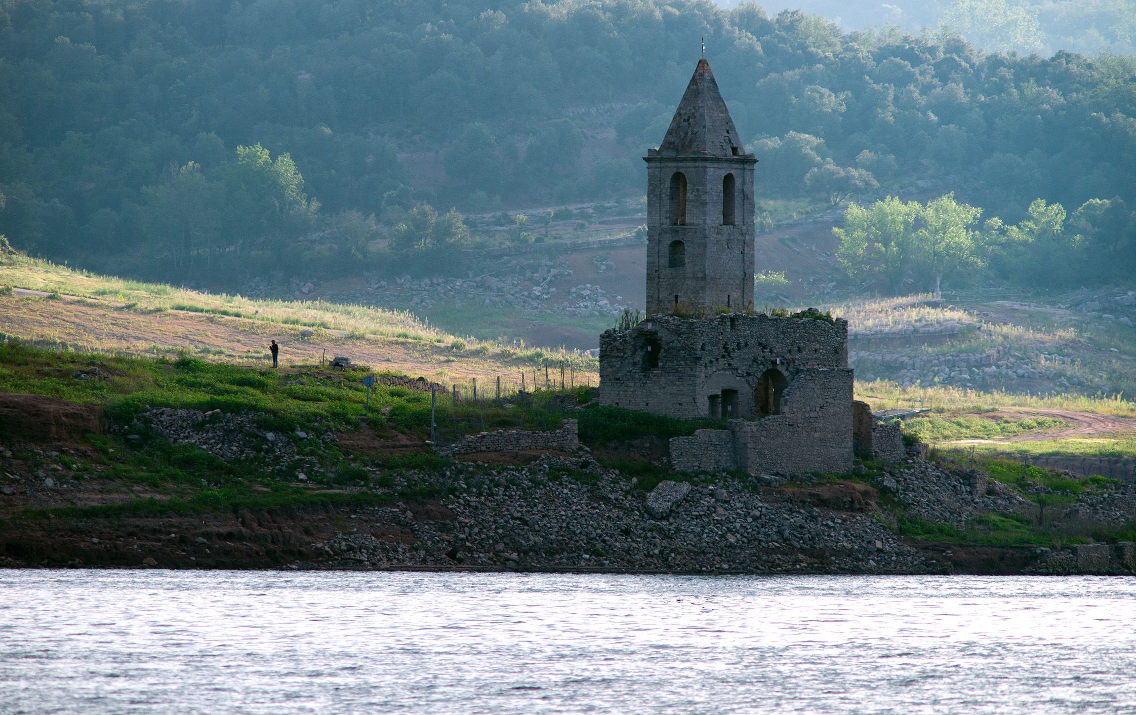 L'embassament de Sau ha baixat al 18% i l'església està fora de l'aigua