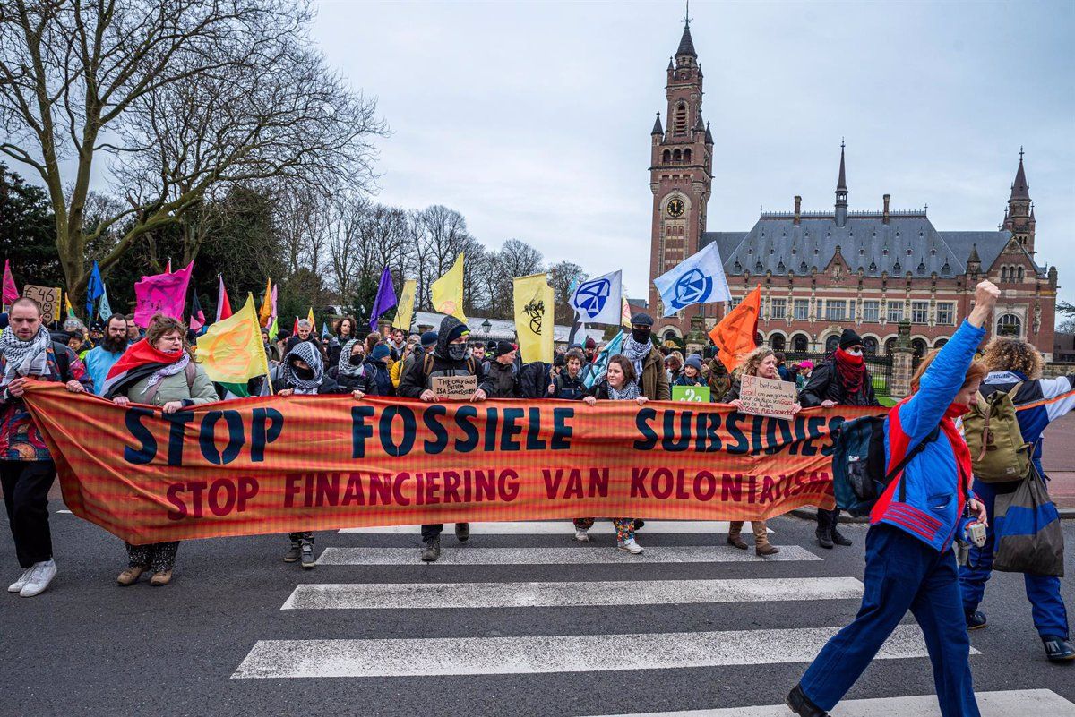 Activistes climàtics protestant contra els combustibles fòssils a la Haia