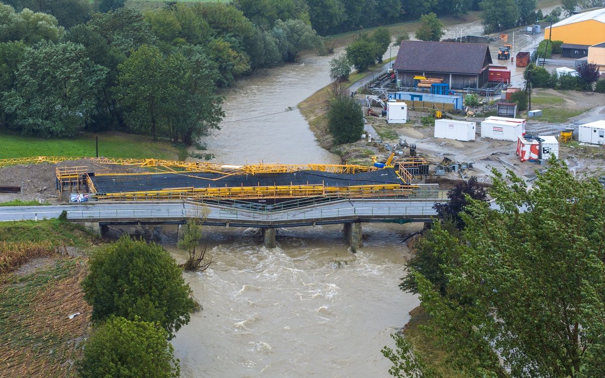 Un pont esquerdat per les inundacions a Àustria