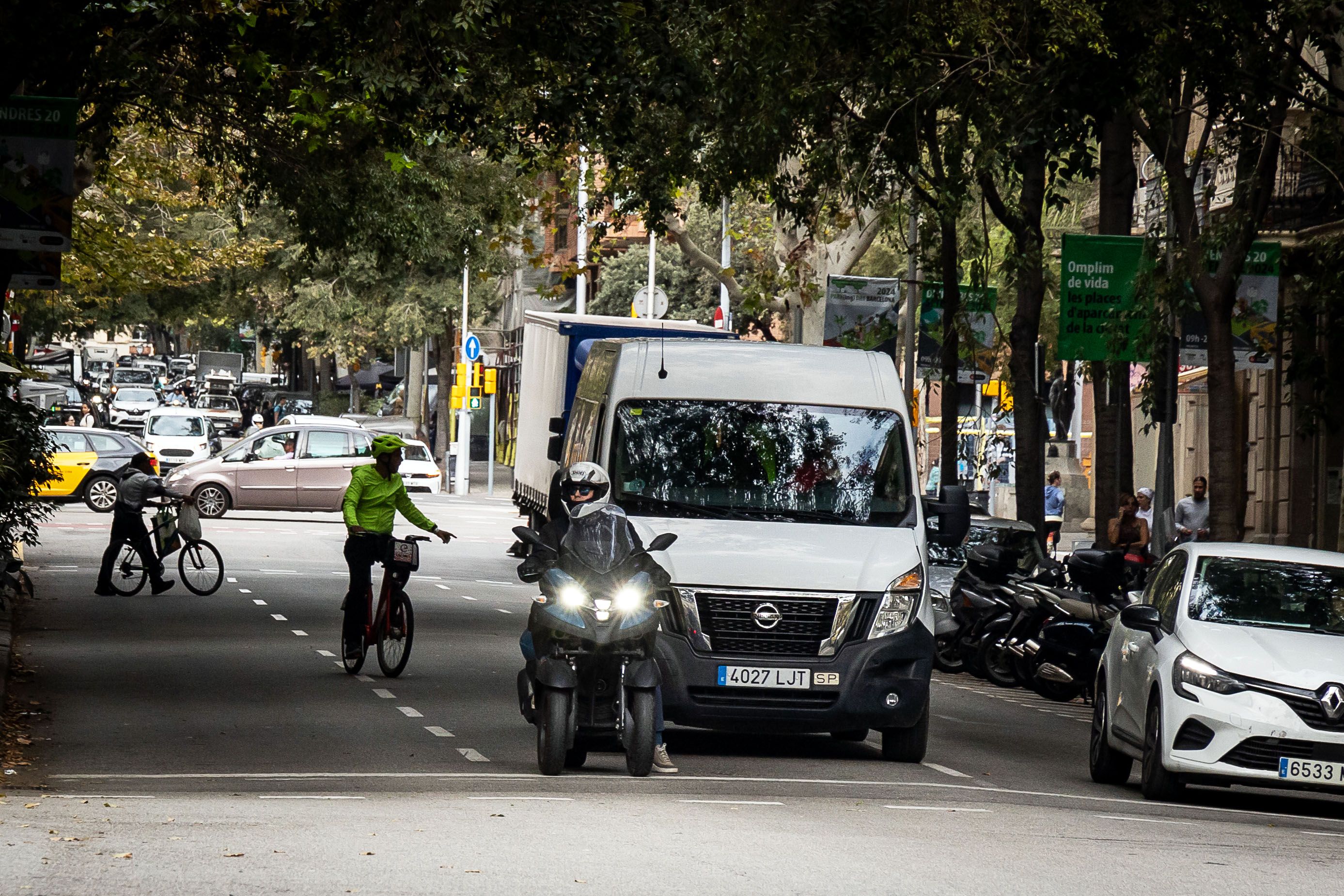 Un usuari de bicicletes, entre vehicles de motor al centre de Barcelona