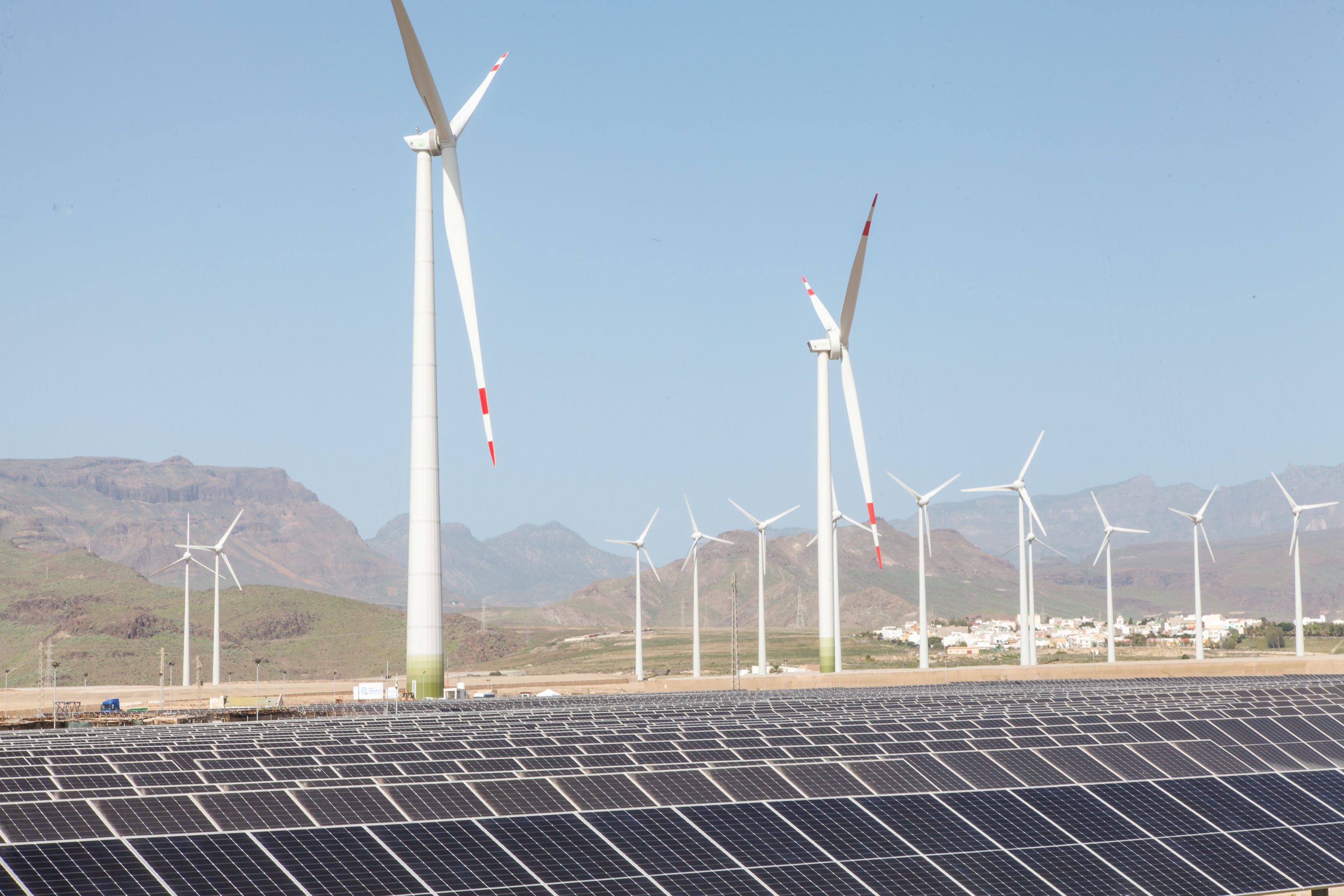 Un parc solar i eòlic a les illes Canàries, en una imatge d'arxiu