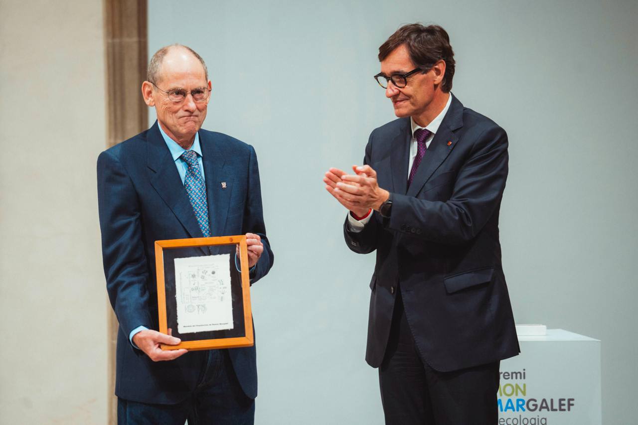 Carlos Manuel Herrera rebent el Premi Ramon Margalef del president Salvador Illa