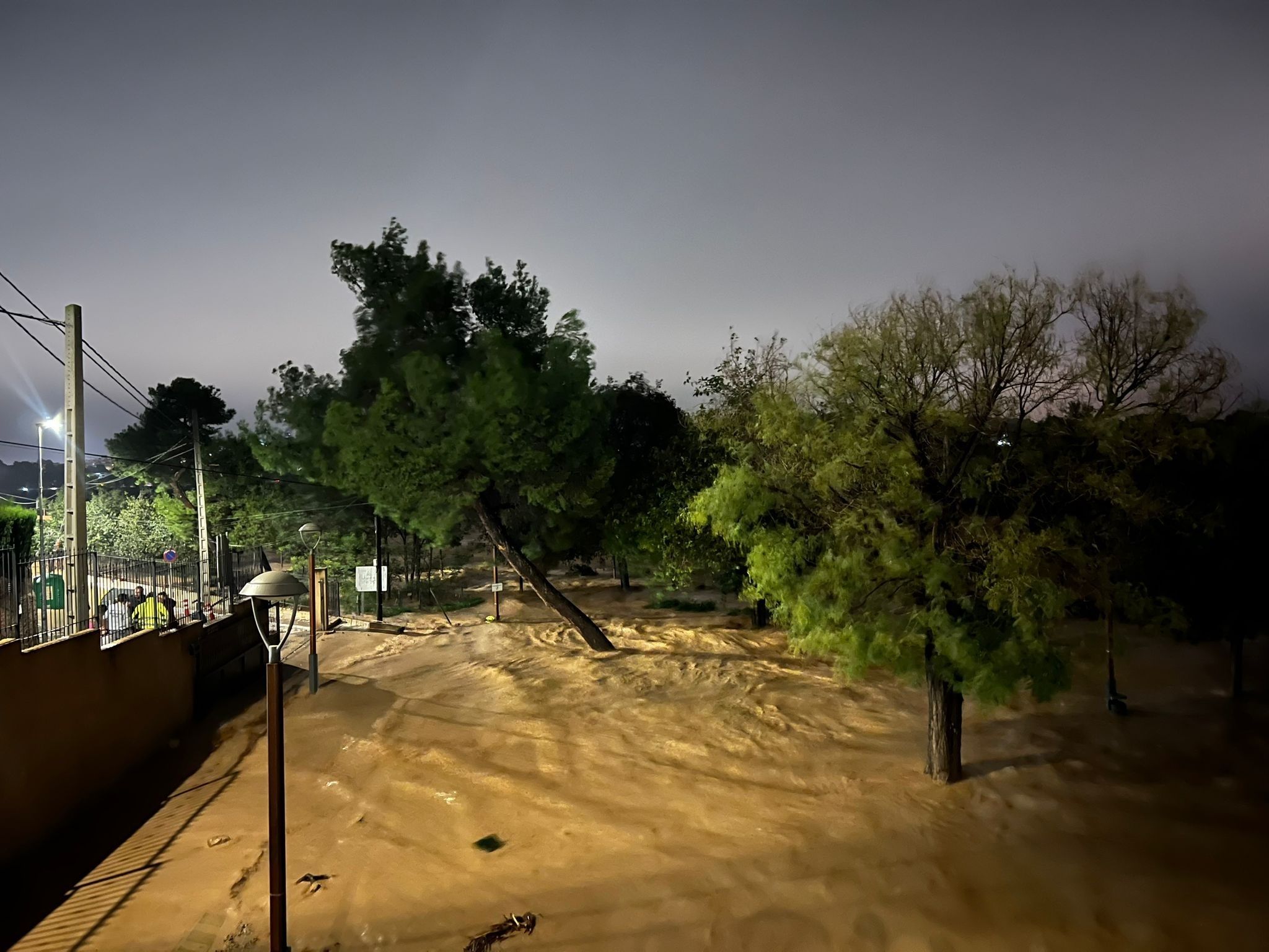 Barranc desbordat a Torrent, un dels molts municipis del País Valencià afectats per les inundacions