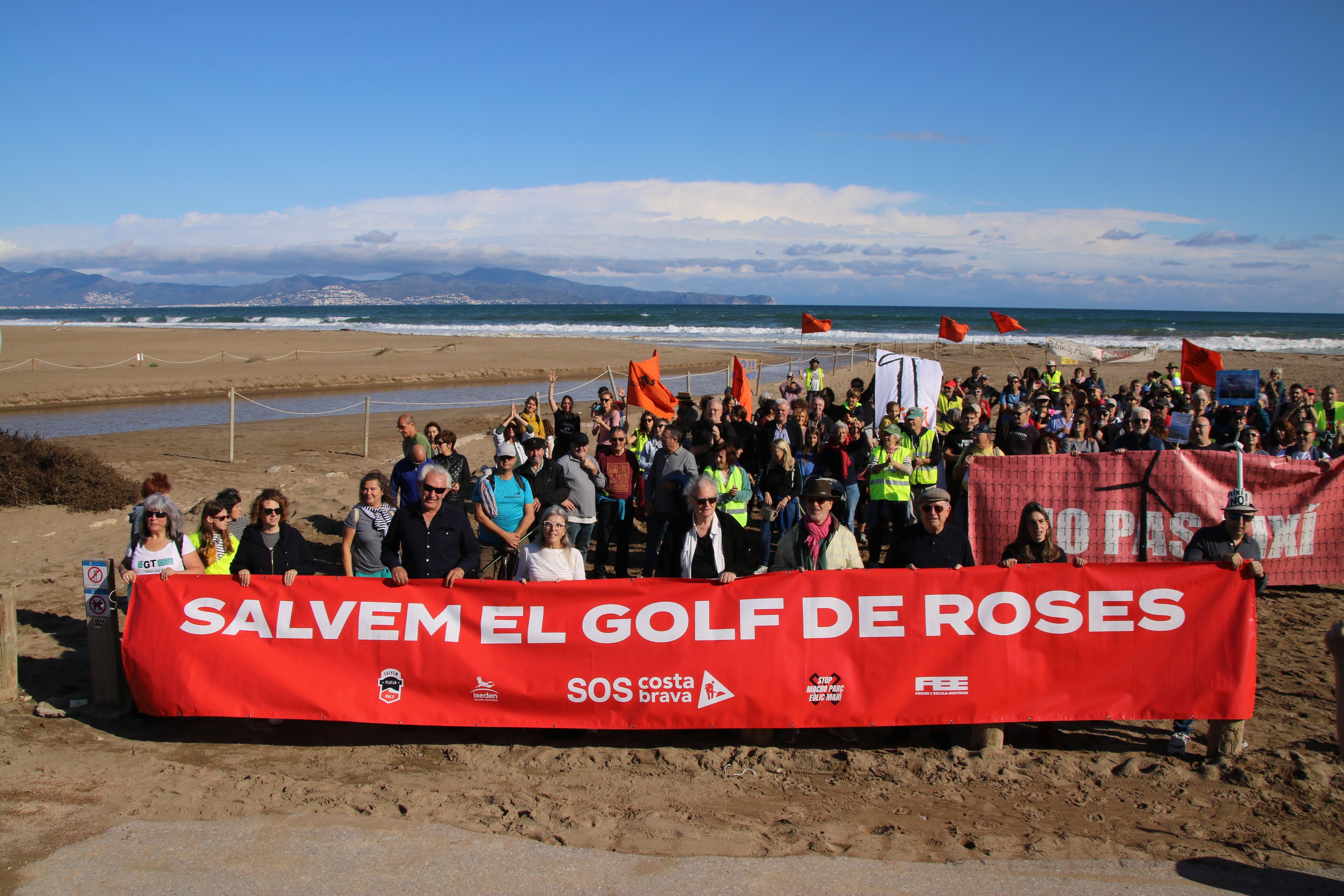 Els prop de 200 manifestants contra el PLEMCAT, a la platja del Riuet de l'Escala