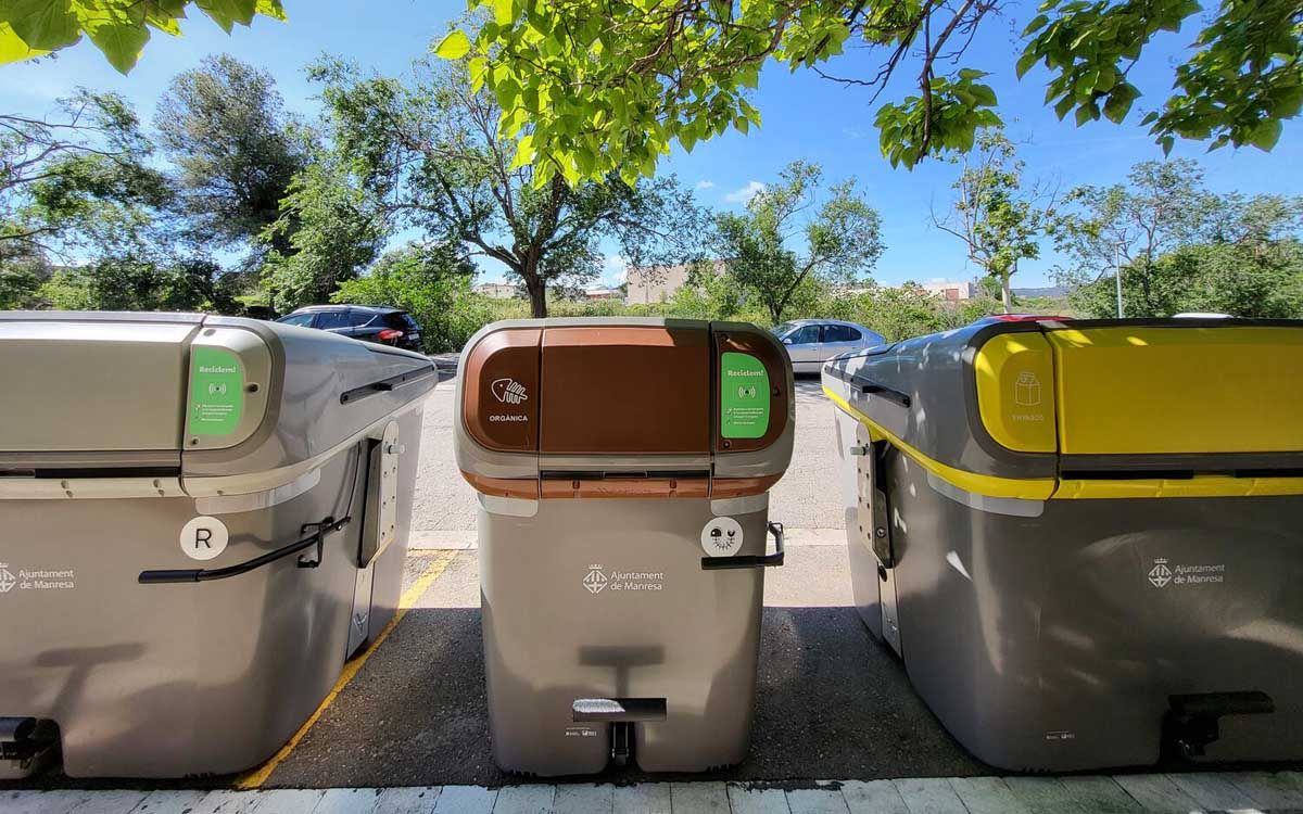 Contenidors de reciclatge, en una imatge d'arxiu