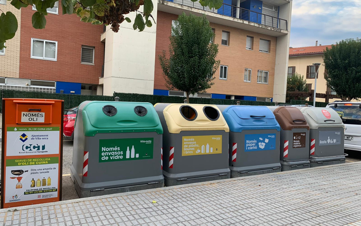 Contenidors de reciclatge als carrers de Vila-seca, en una imatge d'arxiu