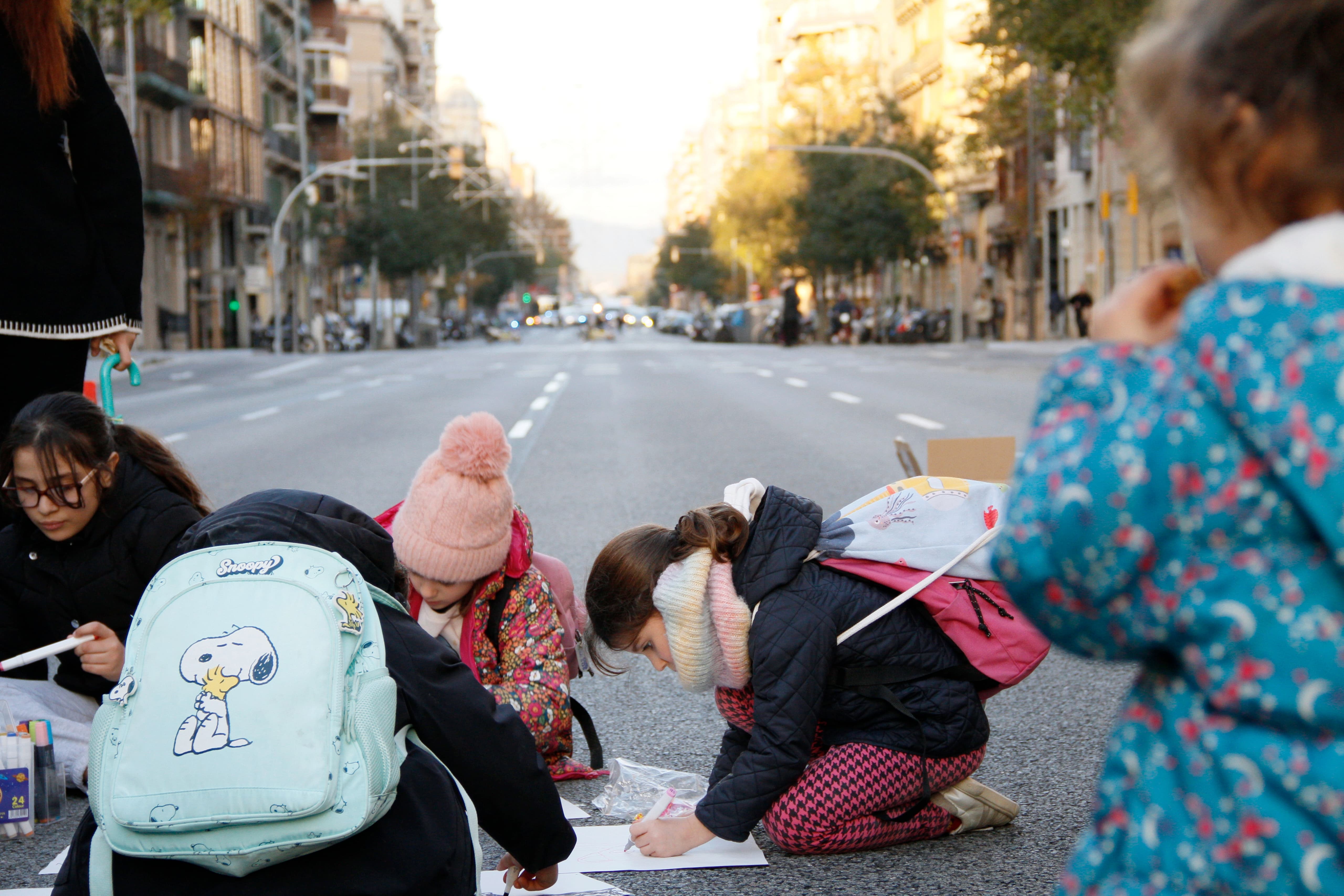 Infants de l'Escola Concepció en una acció de protesta al carrer Aragó