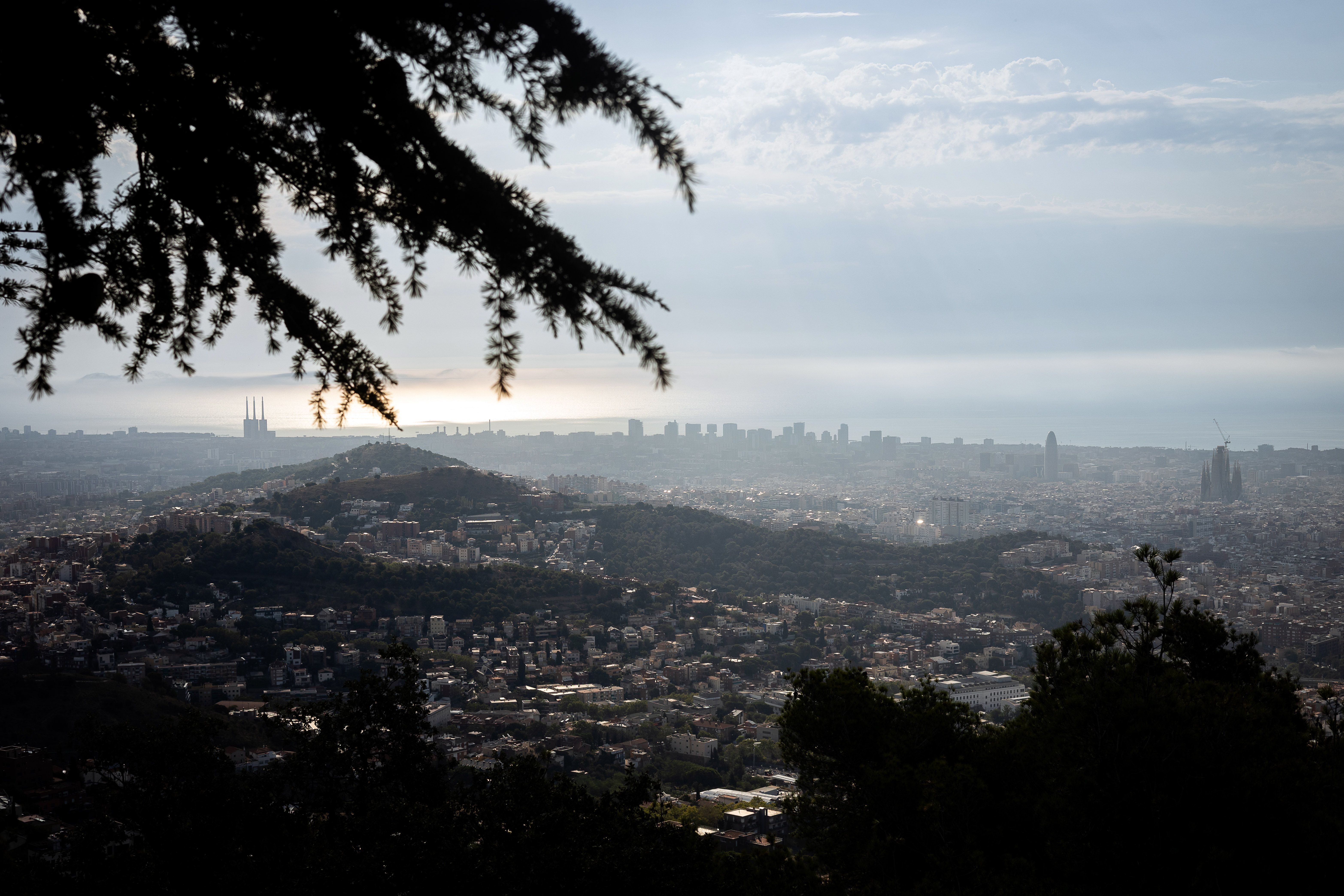 La ciutat de Barcelona, amb un ambient contaminat, des de Collserola