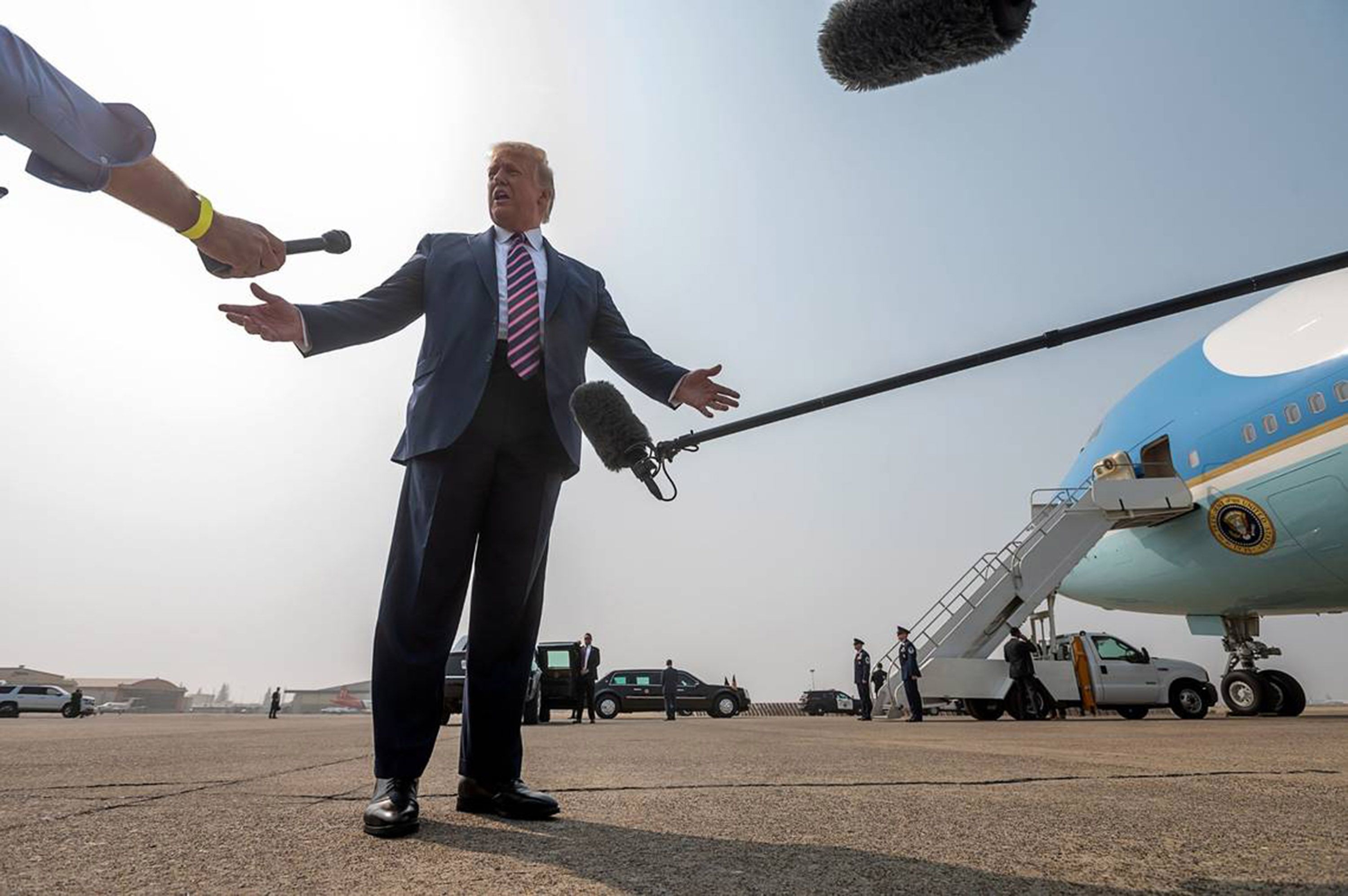 El president Donald Trump parla amb els mitjans de comunicació a l'aeroport de Sacramento