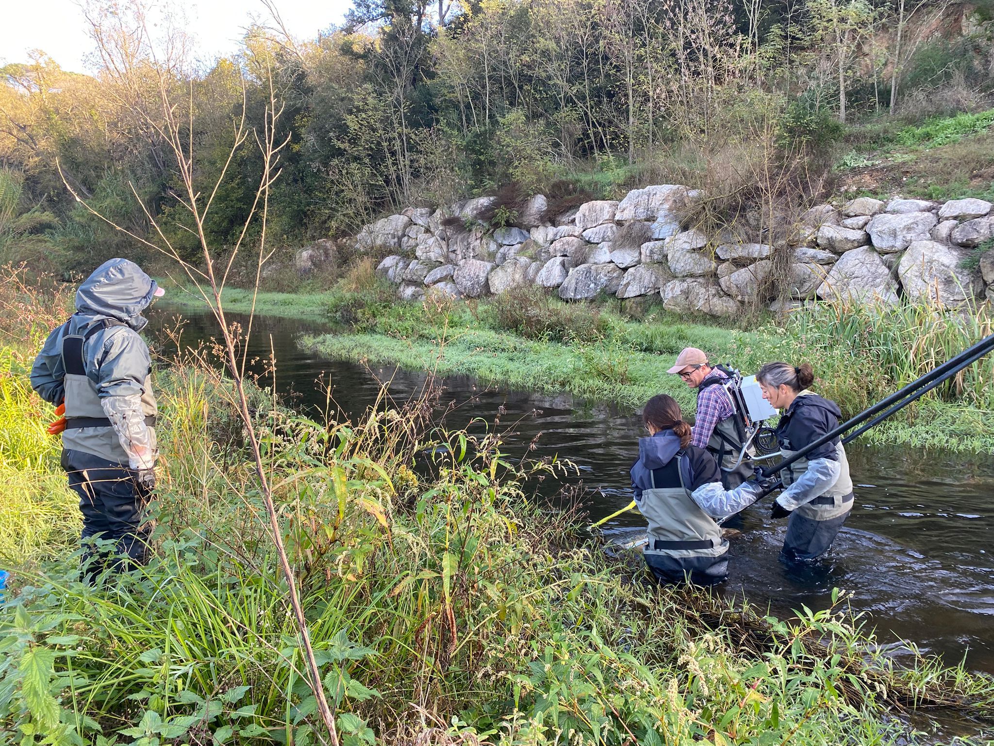 Un equip del CERM fent un mostreig de peixos a la Tordera