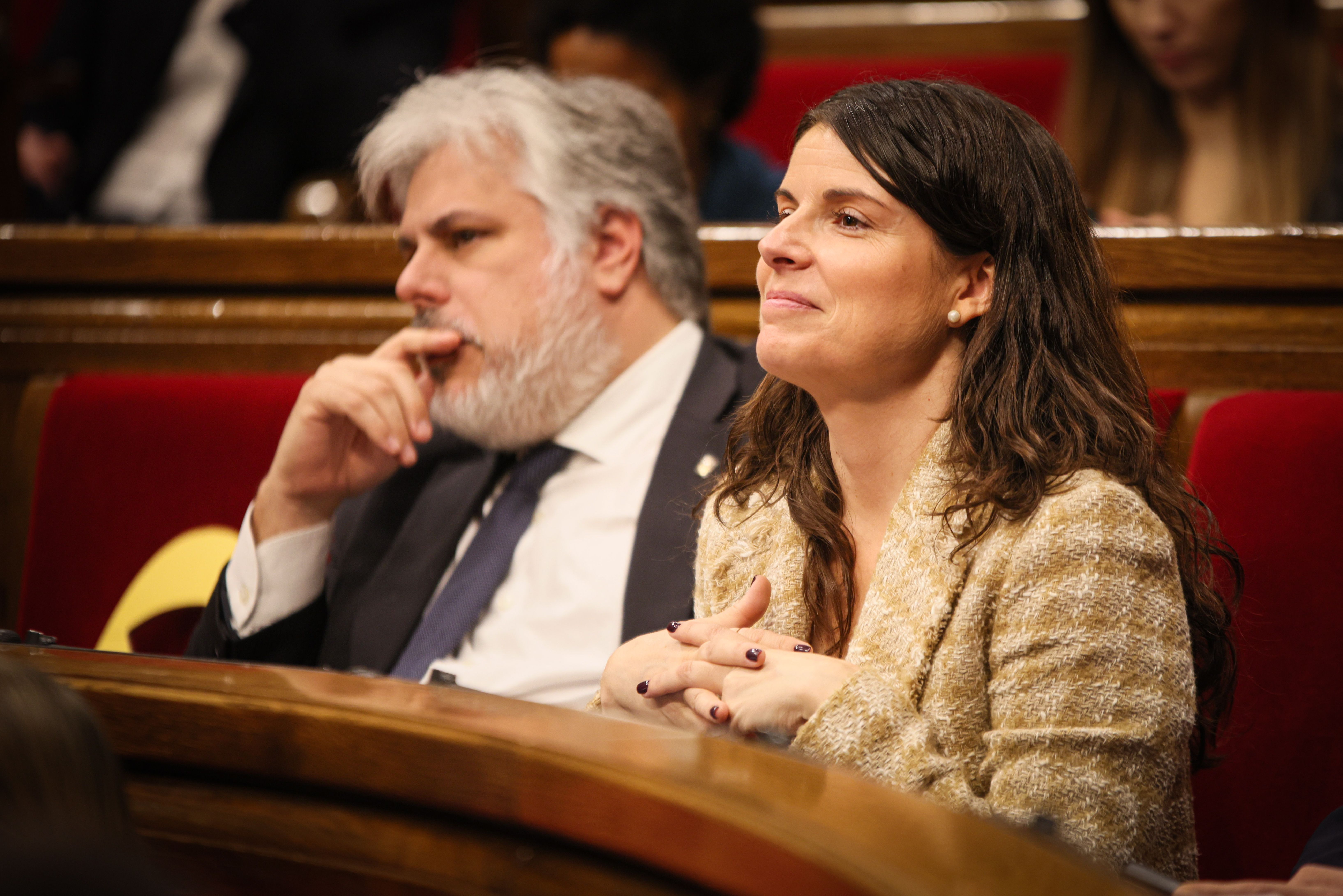 Albert Batet i Mònica Sales, màxims responsables de Junts al Parlament, durant el ple d'aquest dimecres.