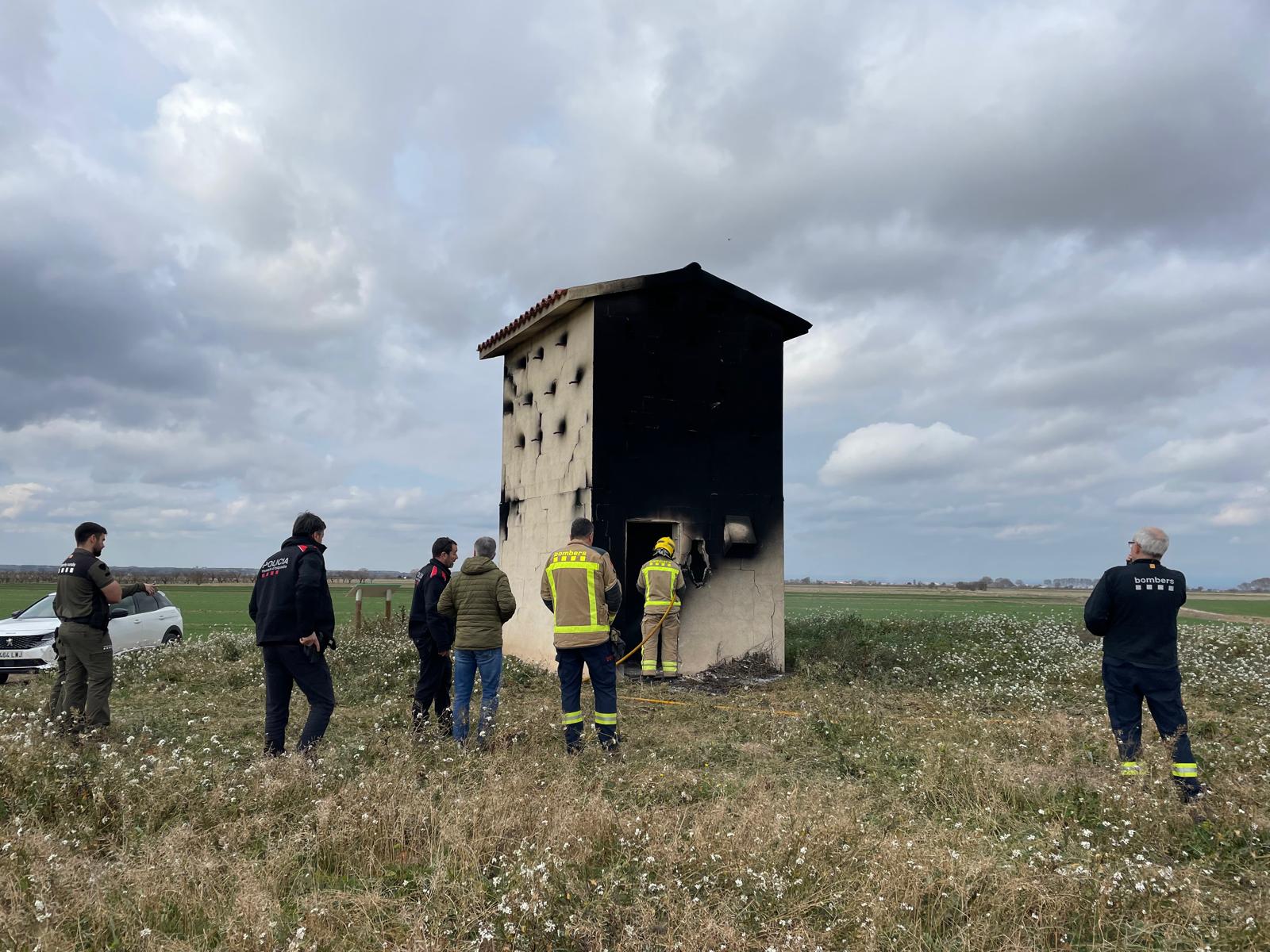 Bombers i Agents Rurals en una de les torres de nidificació d'ocells cremades