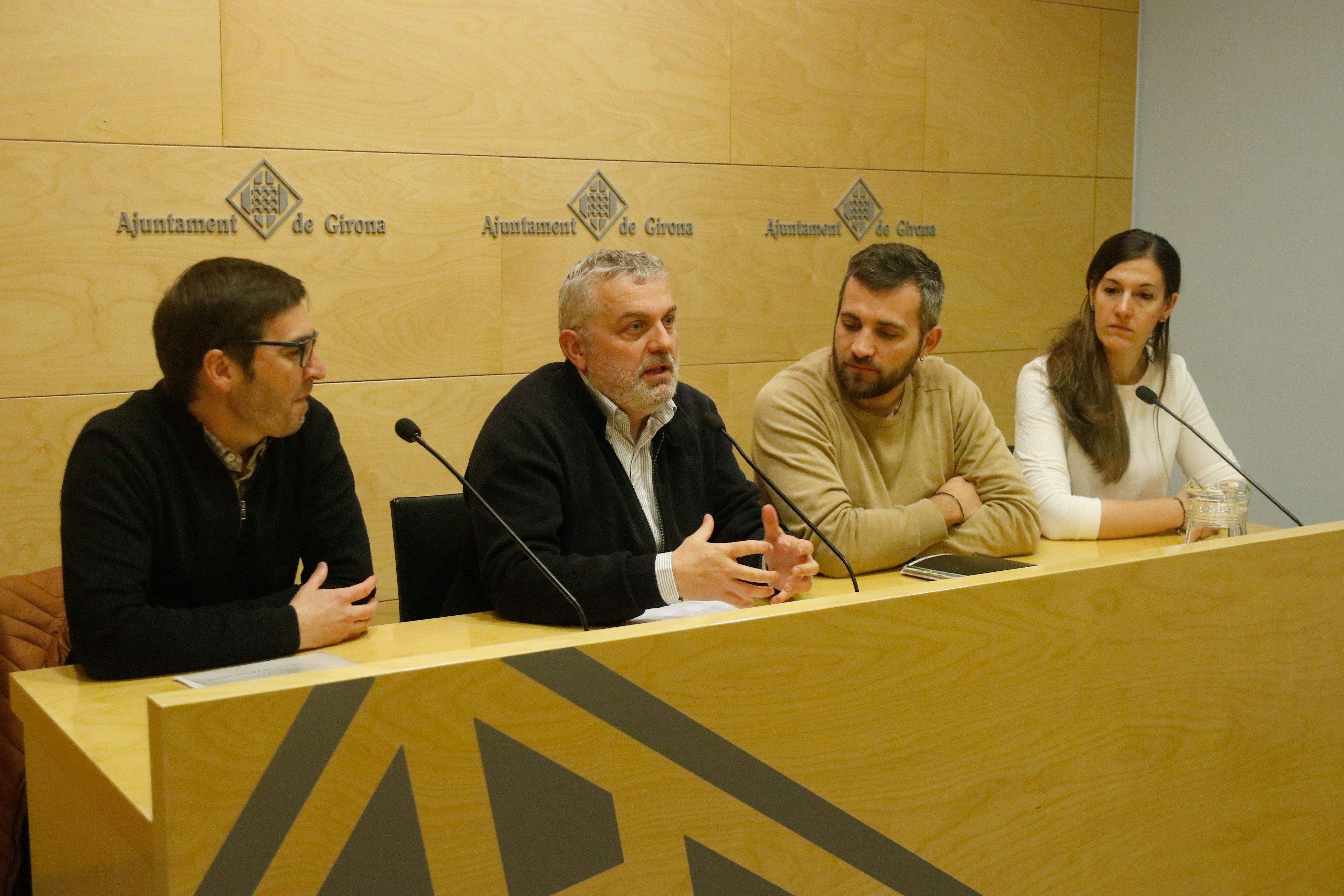 D'esquerra a dreta, el sotsdirector d'Impacte de l'ICRA, Lluís Corominas; els regidors Xavier Aldeguer i Sergi Cot, i l'estudiant de doctorat Sílvia Busquets durant la presentació de l'estudi sobre les aigües residuals