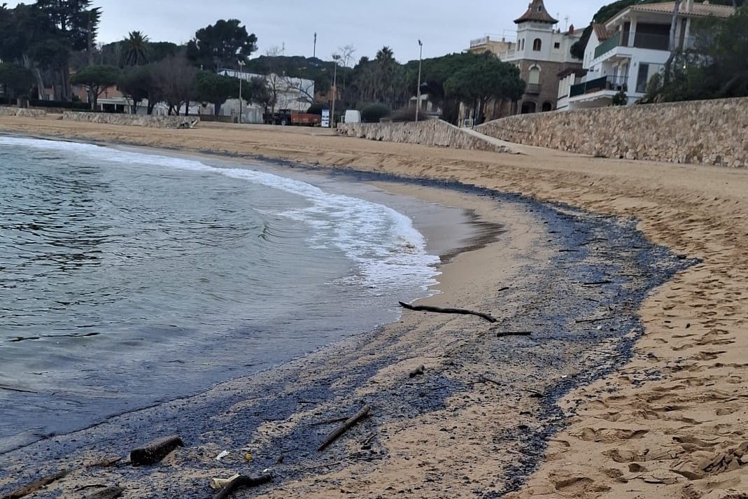 Una de les platges envaïda per barquetes de Sant Pere