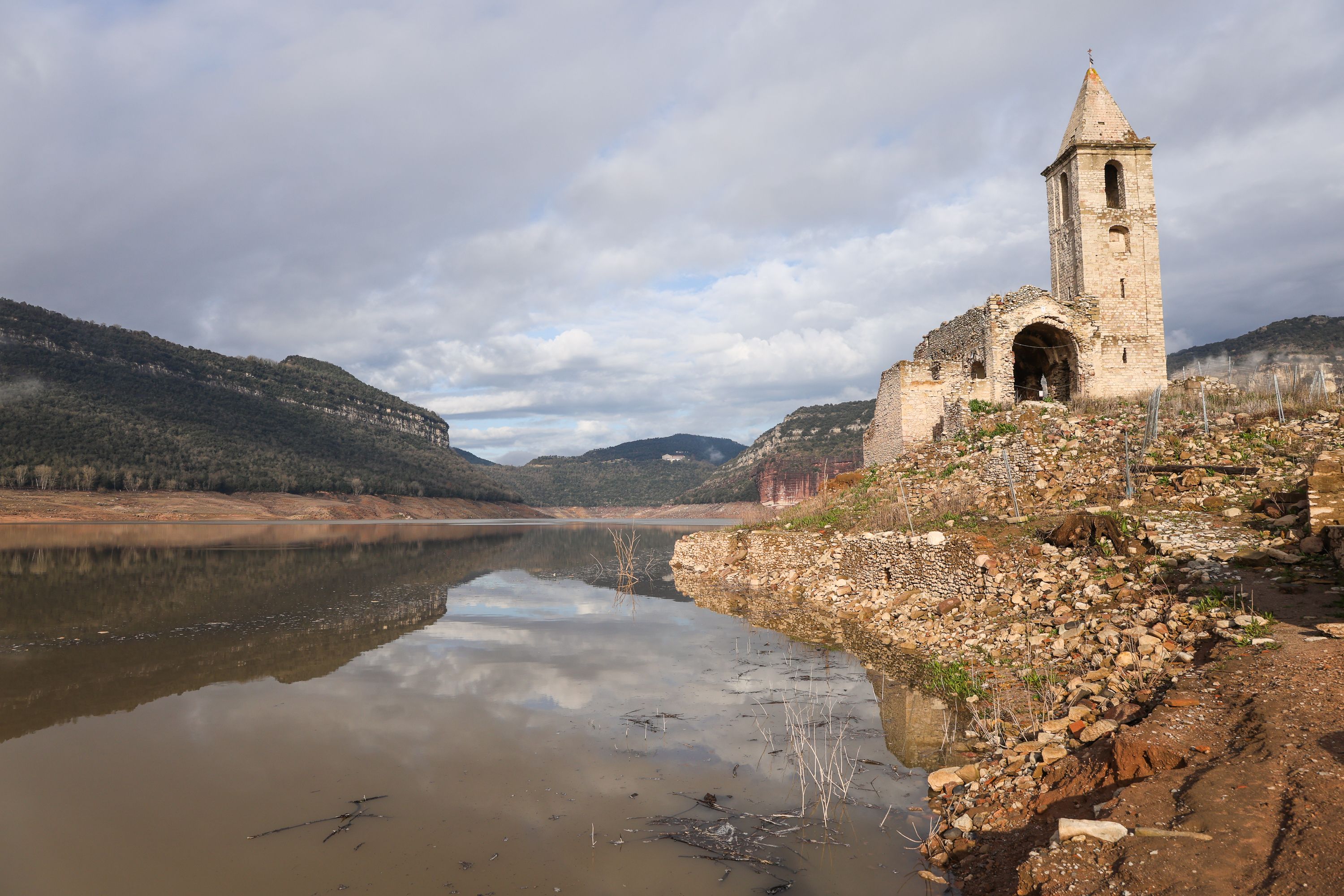 Els embassaments del sistema Ter-Llobregat com el de Sau han augmentat molt les reserves, però les restriccions es mantenen