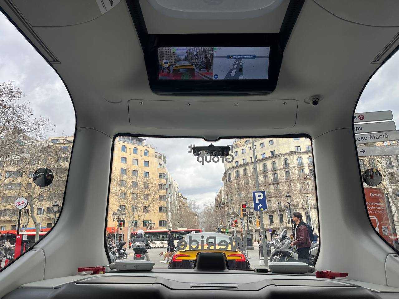 Així circula l'autobús sense conductor per Barcelona