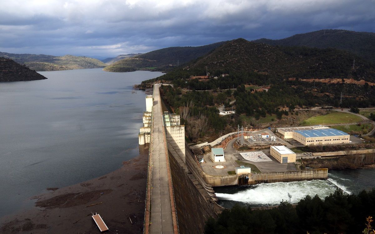 El pantà de Rialb ha començat a dessembassar en fregar el ple