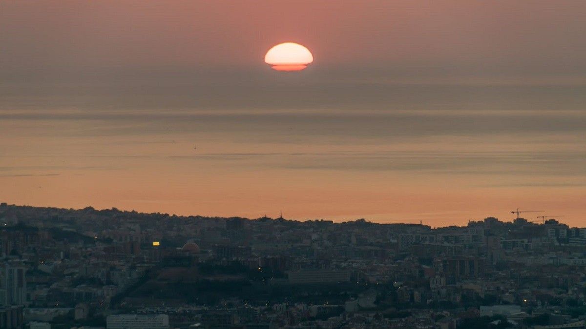 Sortida del sol a Barcelona després de la nit de rècord de calor aquest estiu