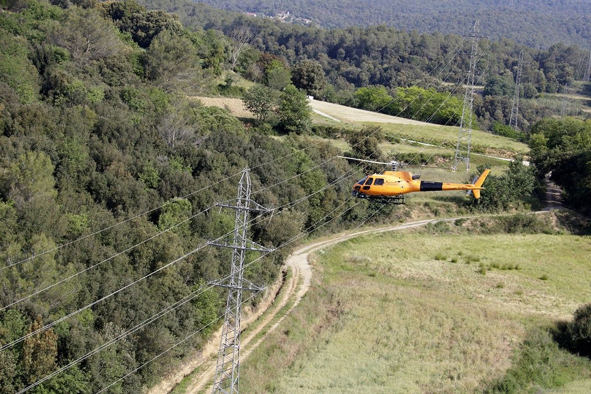 Un helicòpter d'Endesa revisant una línia elèctrica