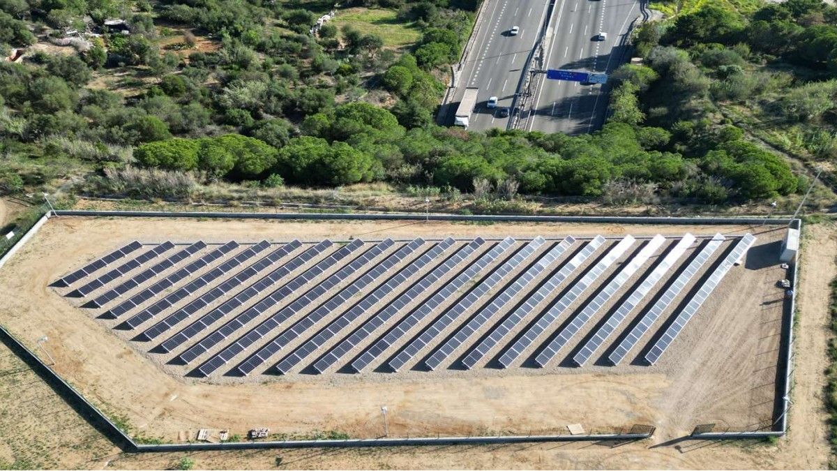 Parc solar construït a l'autopista C-31 al Maresme