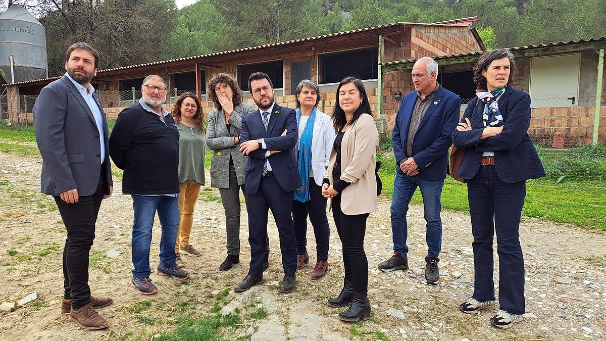 Pere Aragonès i al resta d'autoritats amb els propietaris del Mas el Terrós