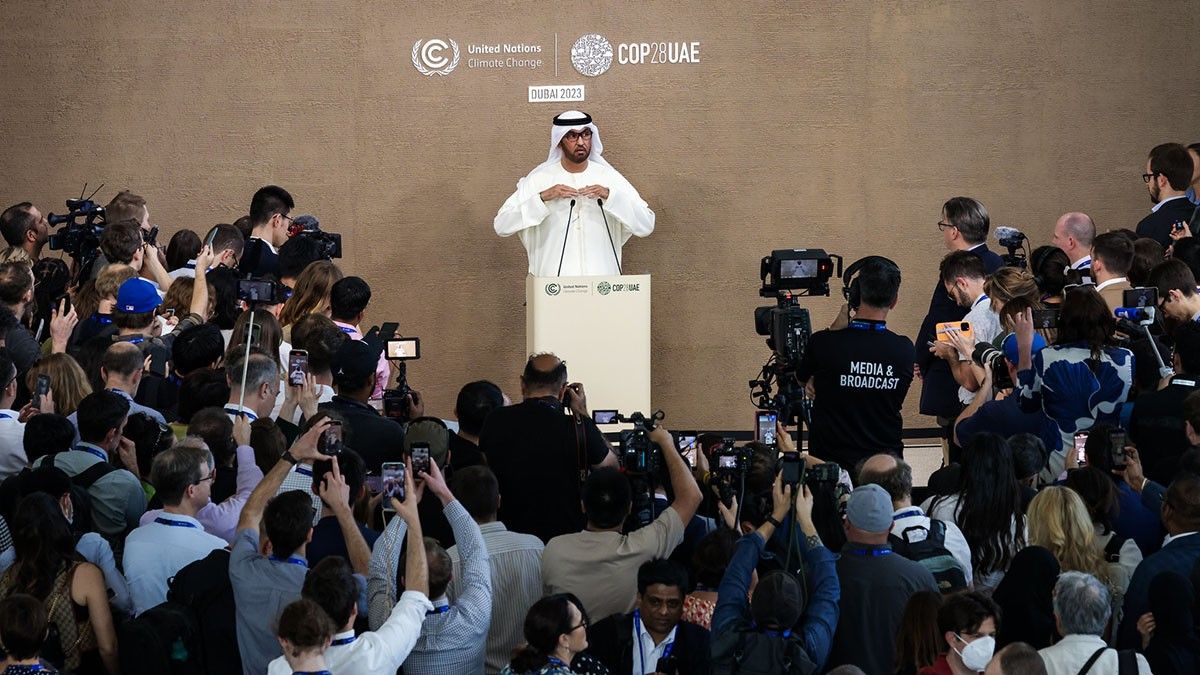 El president de la COP, Sultan al-Jaber, envoltat de periodistes