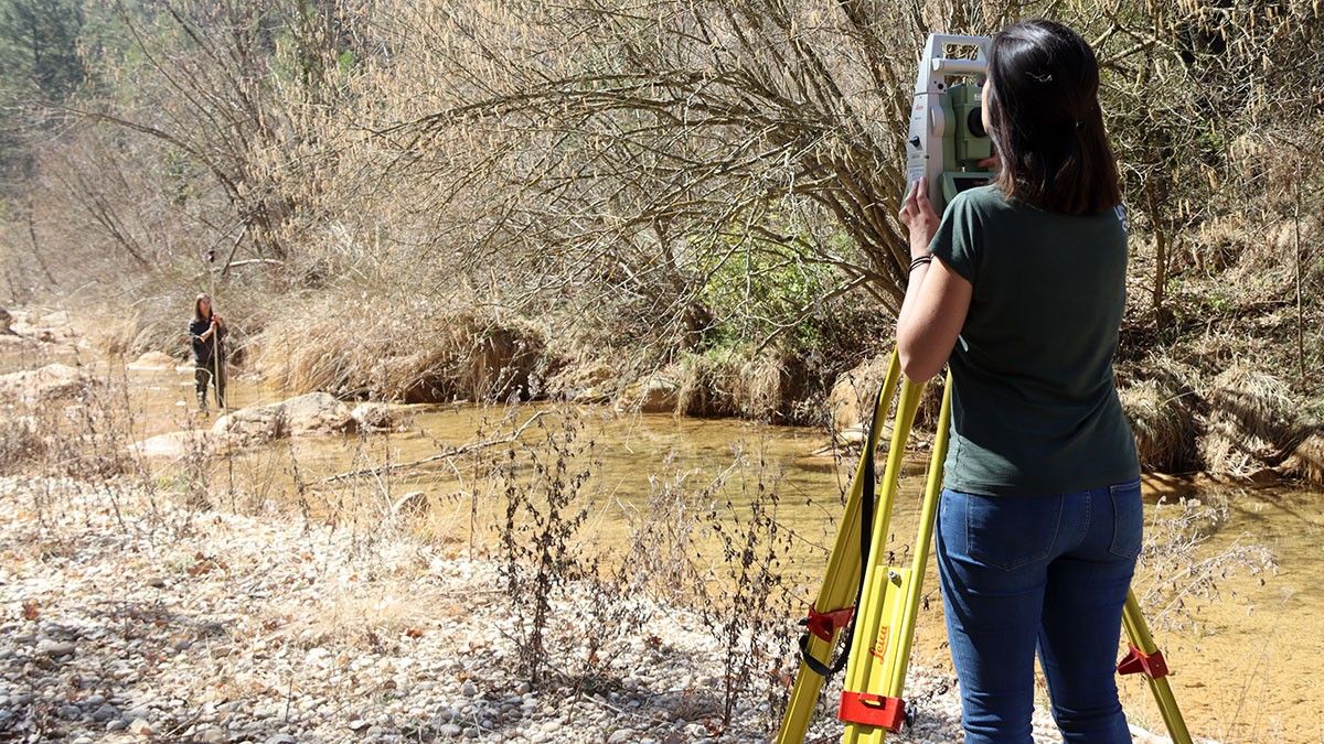 Investigadores del CTFC al riu Aigua d'Ora, al Solsonès