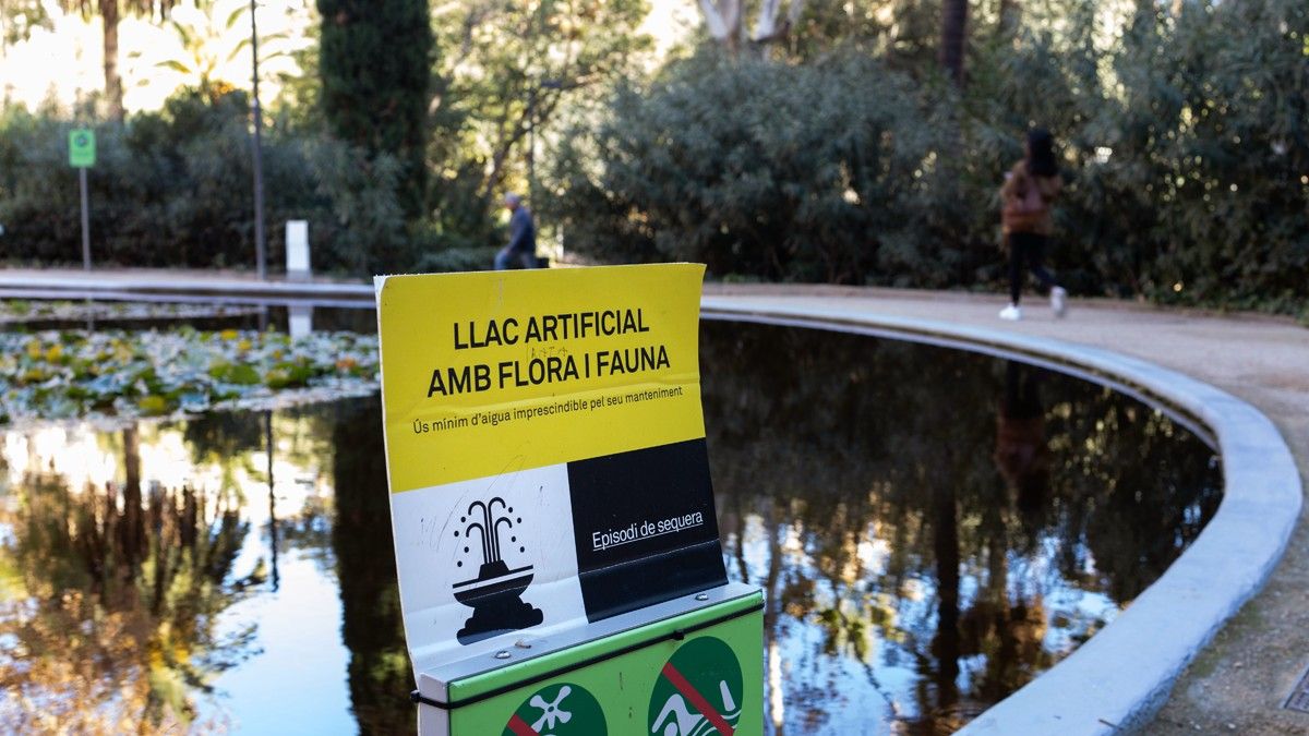 Un cartell avisant de la sequera a Barcelona, en imatge d'arxiu