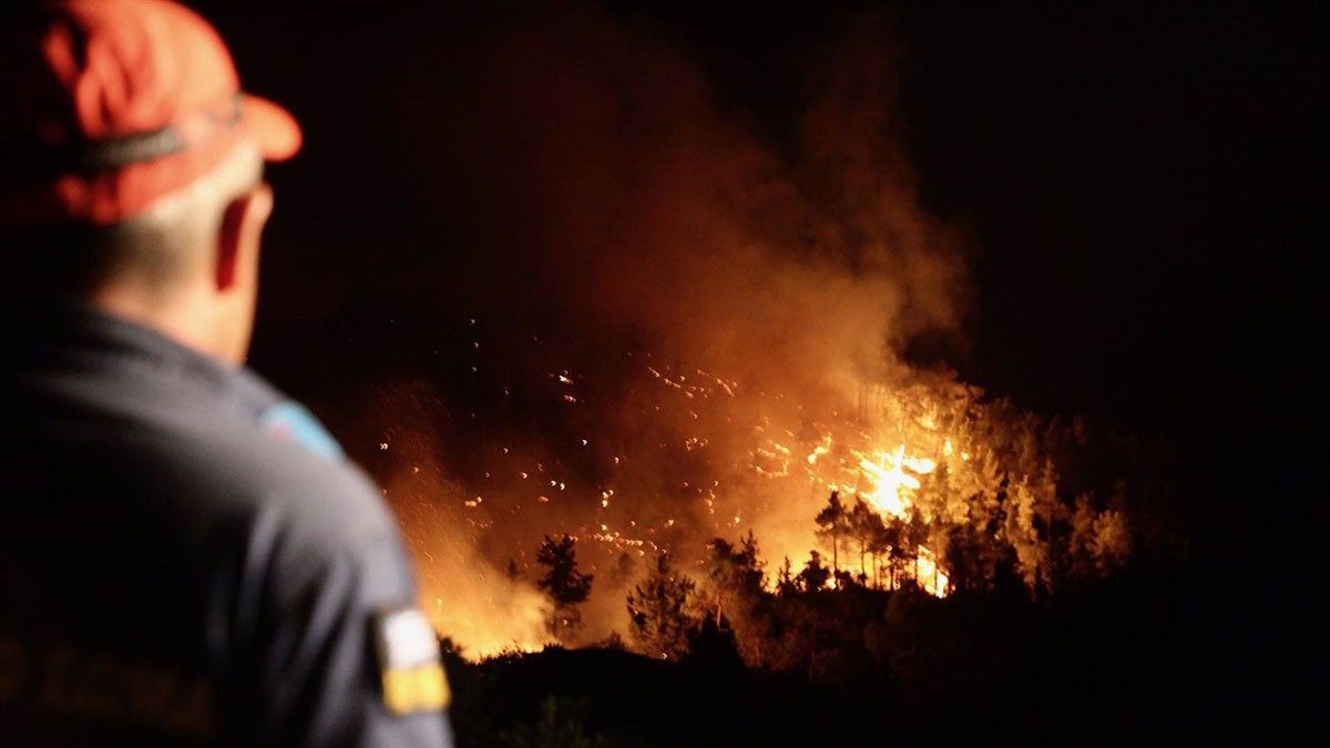 L'incendi de l'illa de Rodes ha provocat una evacuació rècord a Grècia