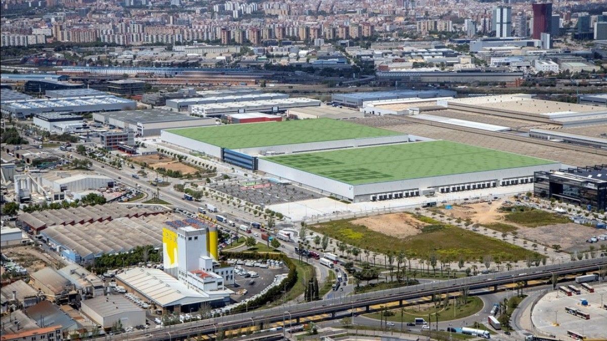 En aquesta gran nau s'instal·larà la primera fase del parc fotovoltaic 