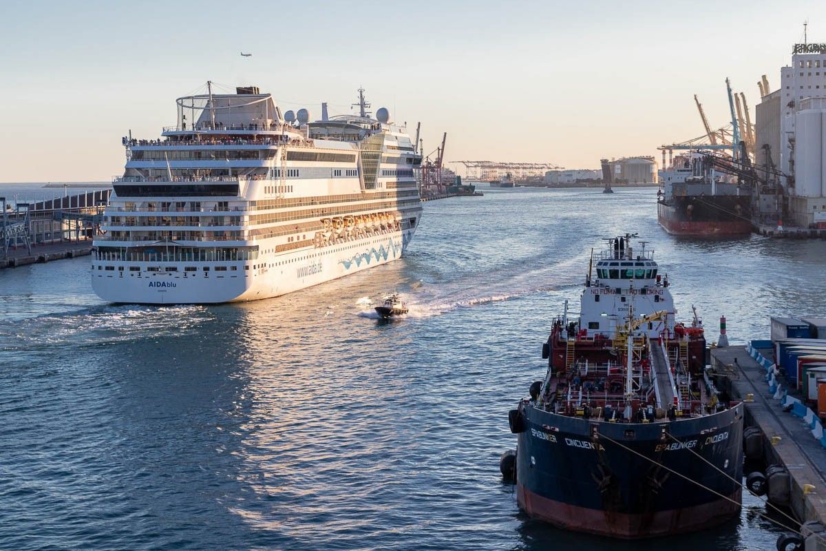 Un creuer al port de Barcelona