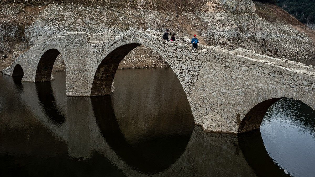 El pont de Querós ha emergit per primera vegada al pantà de Susqueda en 15 anys
