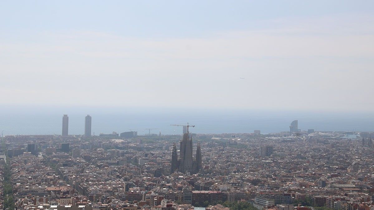 Barcelona amb l'aire contaminat, en una imatge d'arxiu