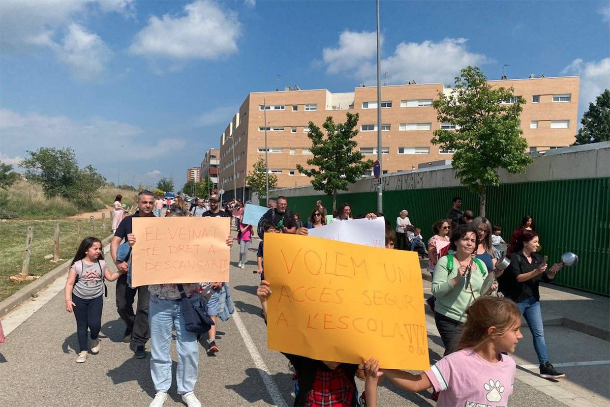 Desenes de persones han assistit a la protesta de l'AFA del CEIP Serra de l'Obac i l'AV Can Roca