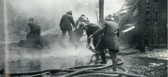 Bombers de Barcelona apagant un incendi causat per un bombardeig, l'any 1938 a la Barceloneta.
