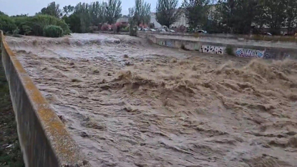 Riera completament inundada pel pas de l'aigua a Terrassa