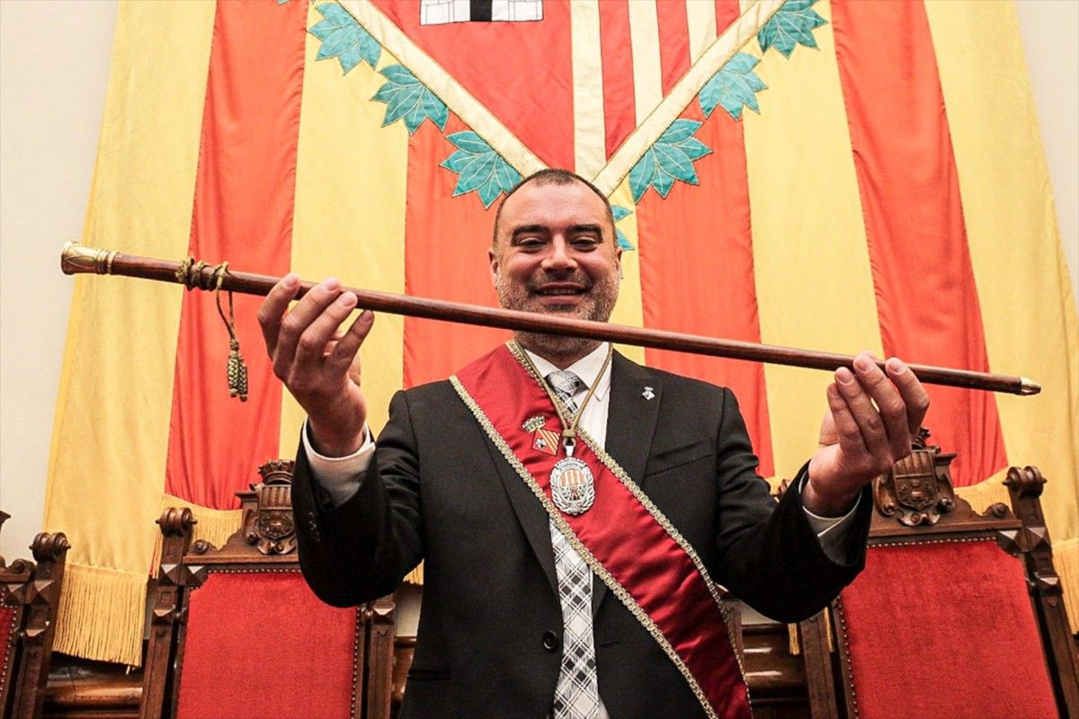 Jordi Ballart, amb la vara d'alcalde
