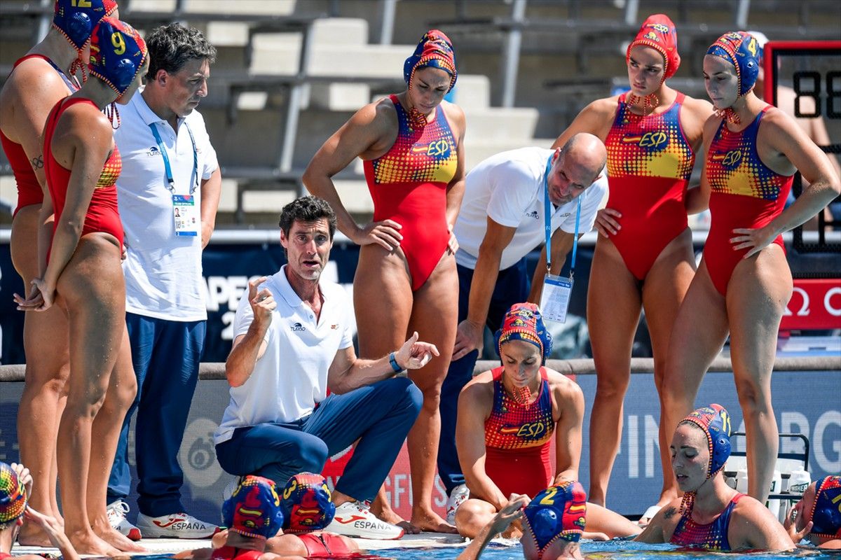 Les jugadores de la selecció reben instruccions de Miki Oca