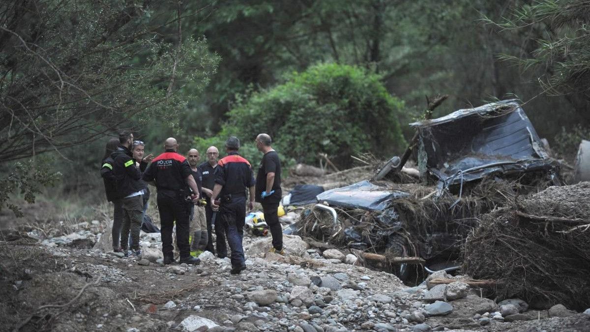 Bombers i Mossos treballen a la riera seca d'Ullastrell