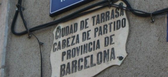 Placa antiga amb l'antic nom oficial de la ciutat, a la carretera de Montcada.