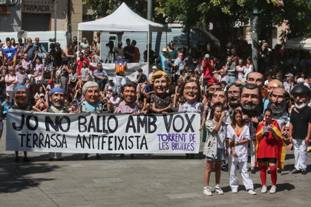 La pancarta «Jo no ballo amb Vox» de les entitats de cultura popular de Terrassa