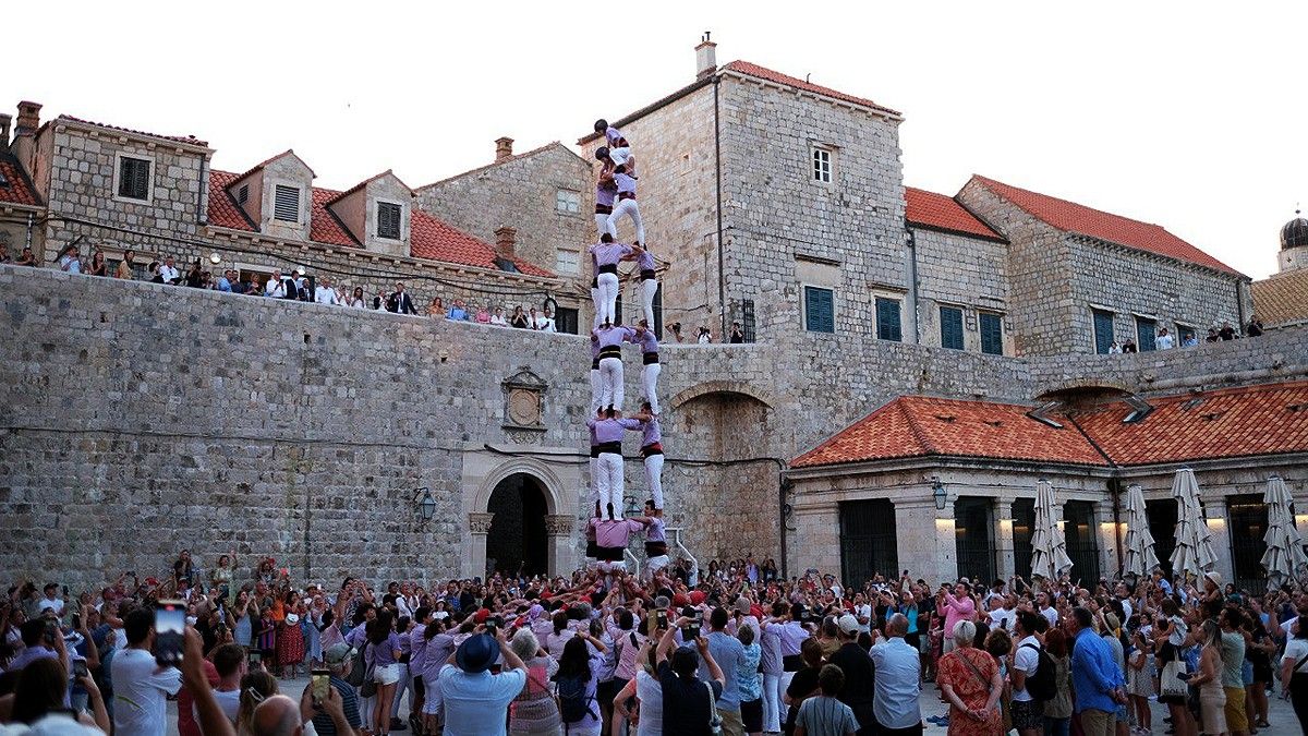 Els Minyons de Terrassa carregant un 3 de 8 al port de Dubrovnik