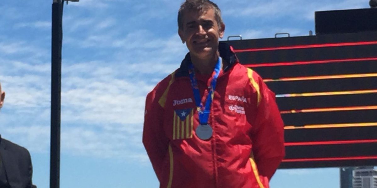 L'atleta de la UA Terrassa Josep Boada, al podi, lluint l'estelada a l'uniforme.