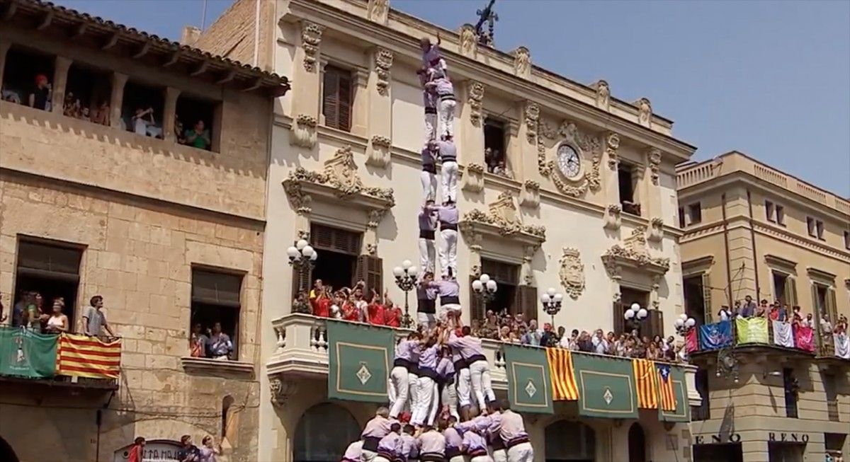 2 de 9 amb folre i manilles dels Minyons de Terrassa a Vilafranca