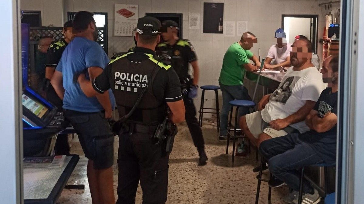 La Policia Municipal de Terrassa identifica 13 persones en un bar