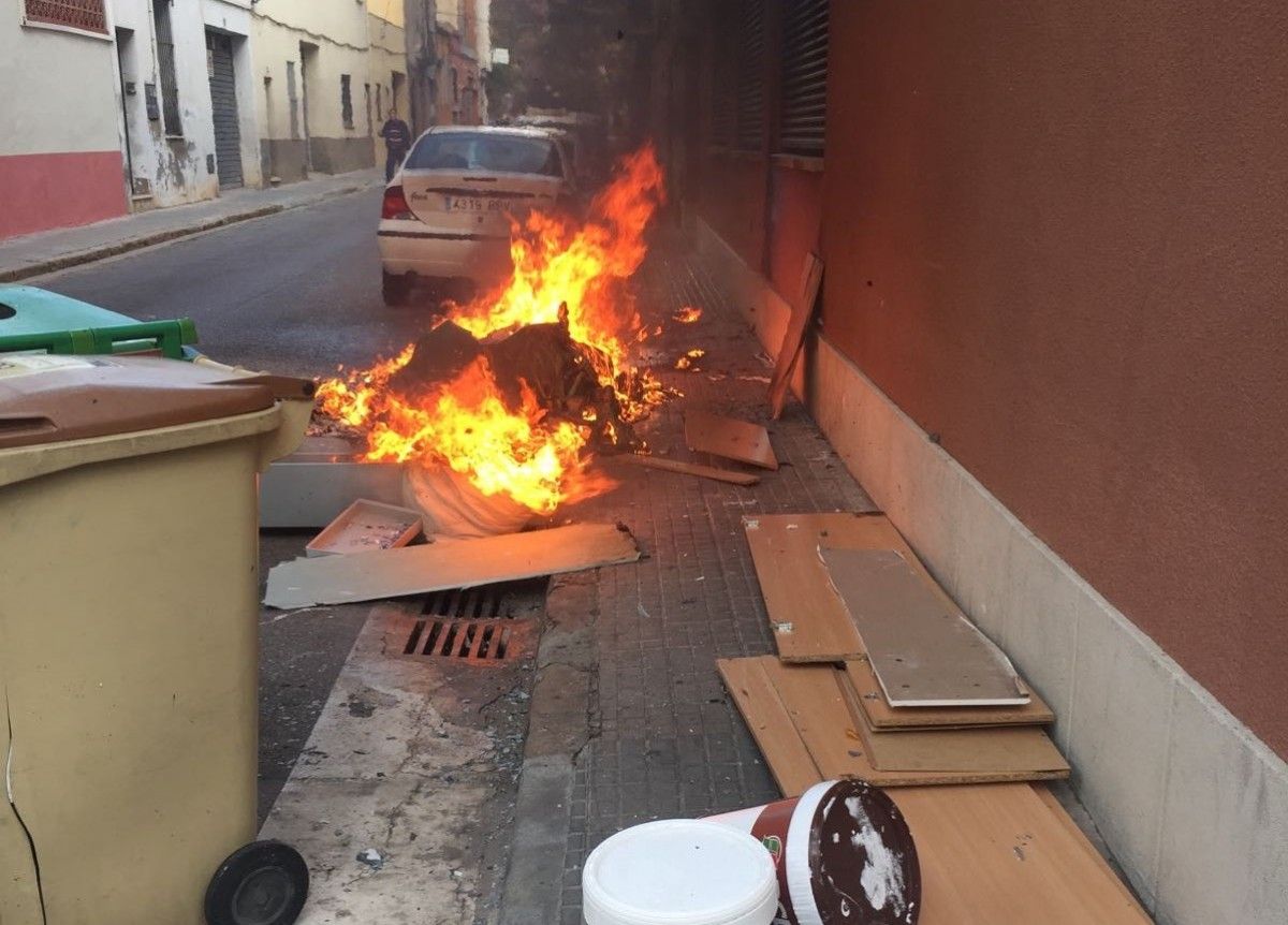 Incendi d'uns contenidors al barri de Sant Pere de Terrassa