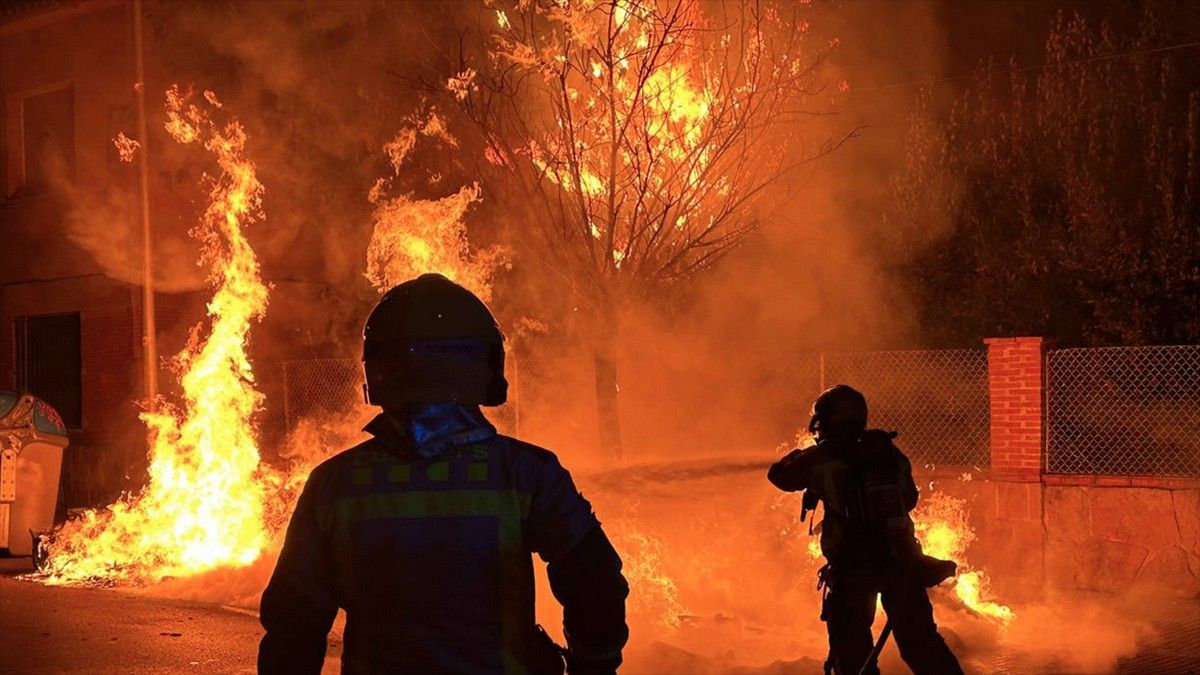 Els Bombers sufoquen un incendi de contenidor a Terrassa