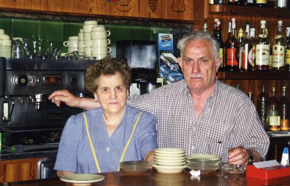 Palmira Estrada i Quimet Altamira, a la taverna de Cal Quim de Matadepera, l'any 1989