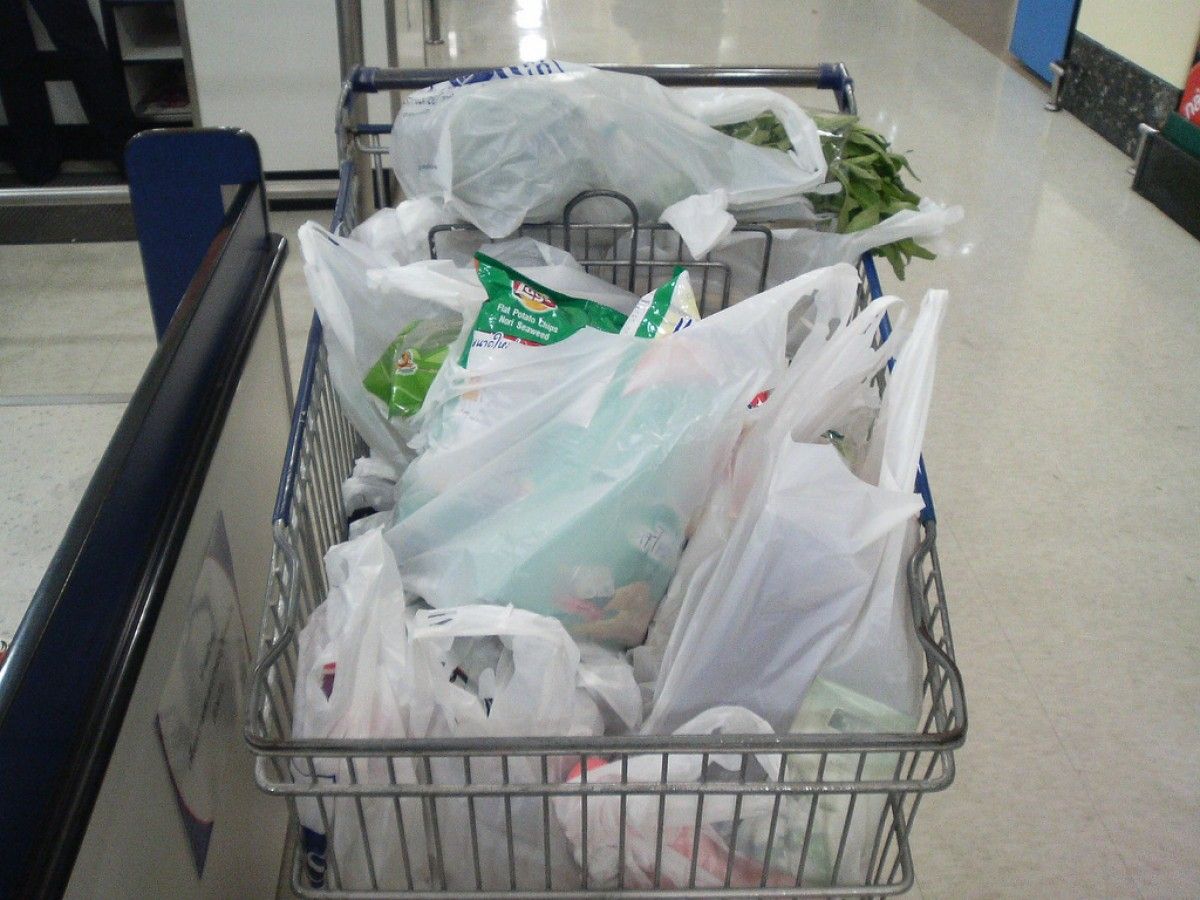 Les bosses de plàstic gratuïtes ja estan prohibides, però els cupaires volen que desapareguin totalment